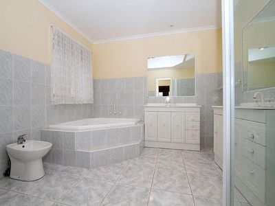 2 Minato Place, Taylors Lakes
