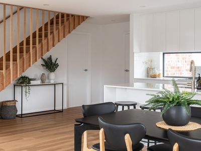 2 Leeman Court, Riverside