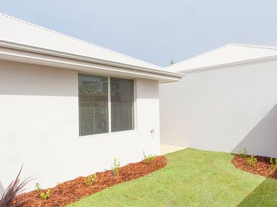 302 Peelwood Parade, Halls Head