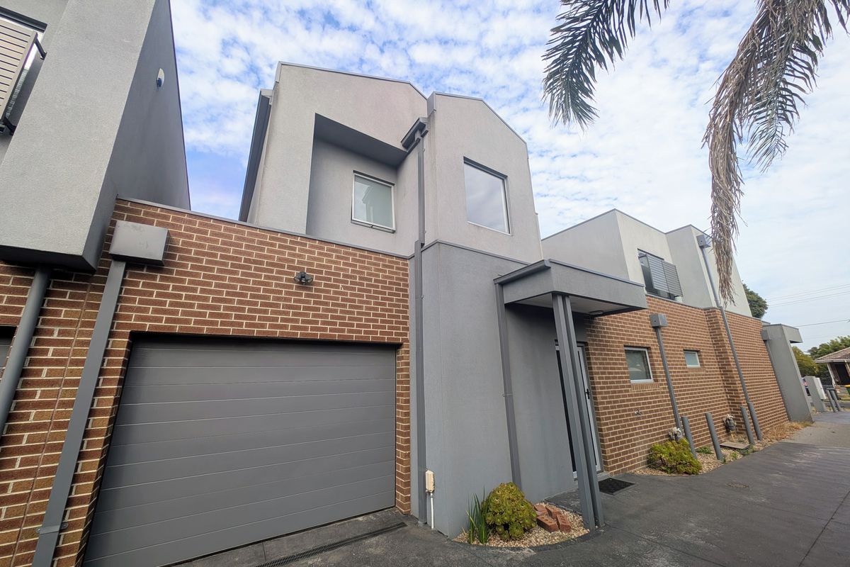 Modern Living in the Heart of Reservoir