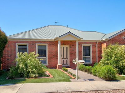 1 / 25 Hayes Drive, Horsham