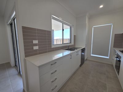 2/243 Settlers Boulevard, Chisholm