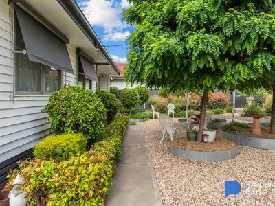 19 Mackenzie Street West, Golden Square