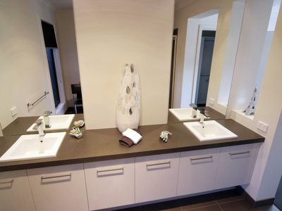 15 Springwater Drive, Lara