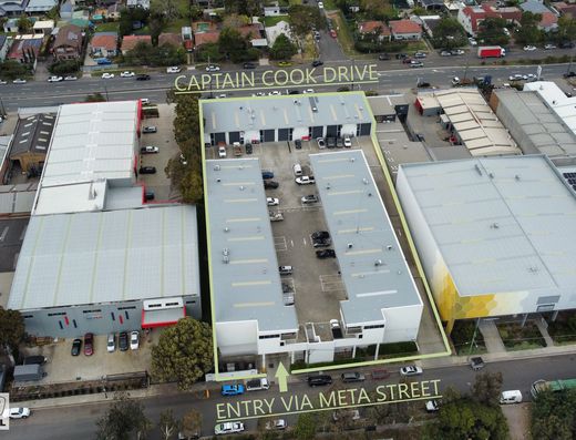 Storage Unit with Mezzanine!