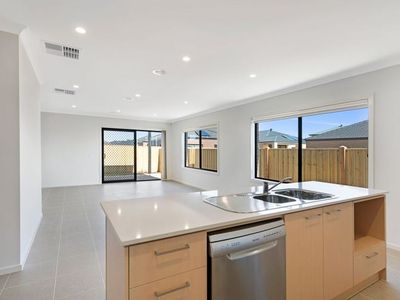 10 Fothergil Grove, Truganina