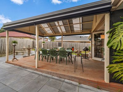 8 Holly Green Drive, Wheelers Hill