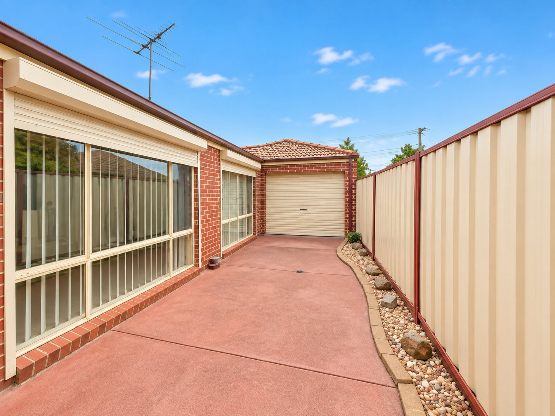 1 / 3 Enfield Avenue, Werribee