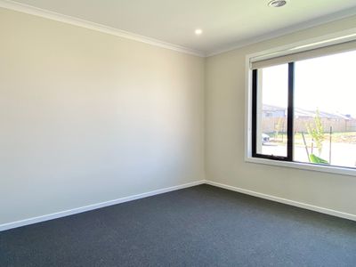 11 Nunda Way, Manor Lakes