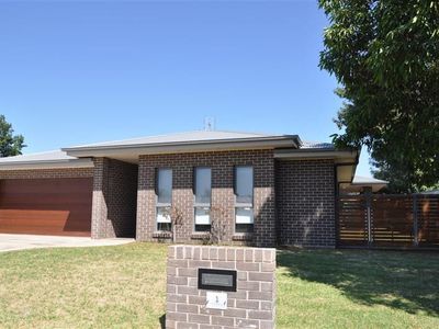 1 Tickner St, Forbes