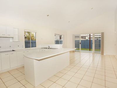 2 Lanai Close, Parrearra