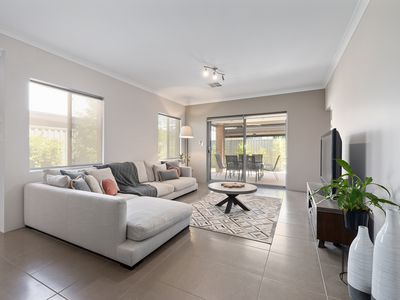 7 / 22 Whittaker Turn, Piara Waters