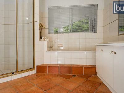 4 Maynet Pl, West Albury