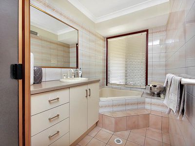 9 Equestrian Drive, Yamanto