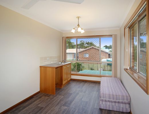 Impressive home in convenient location   *** UNFURNISHED *** image 9