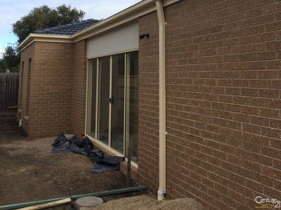 2 / 6 Gray Street, Cranbourne North