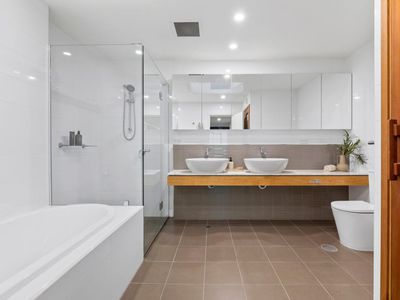 712 / 1-2 Tarni Court, New Port