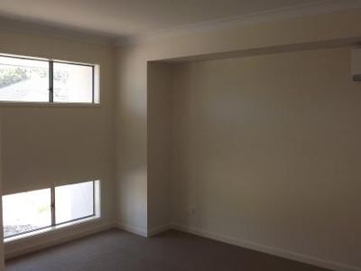 25 Lorikeet Parade, Dakabin