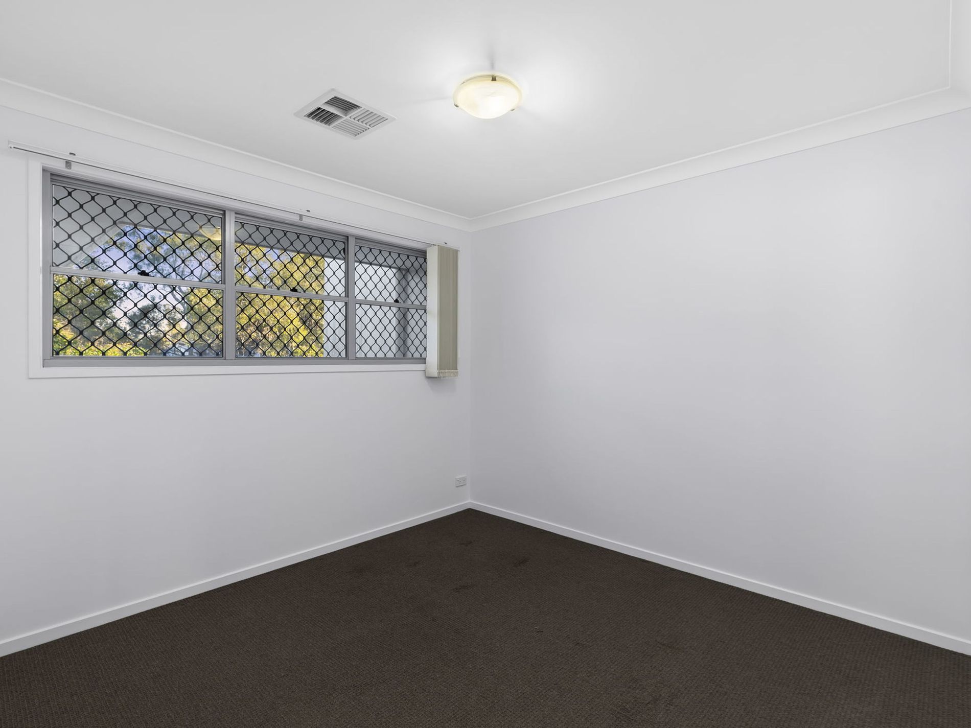 8 Worchester Crescent, Wakerley