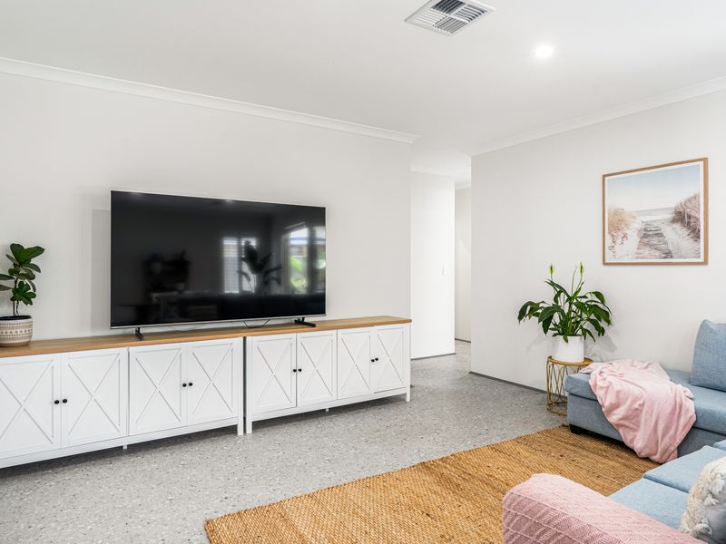 8 BLUEBERRY LOOP, Byford