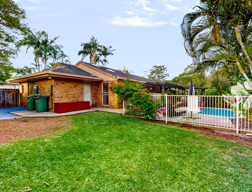 Don't Miss This Opportunity - Family Home with Pool & Side Access ! image 14