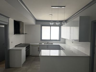 8 LASCELLES AVENUE, Greenacre