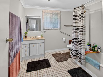 9 Bundesen Avenue, Midge Point