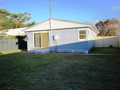 2 / 4 Banksia Avenue, Windang