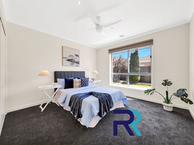 5 EMMETTS MEWS, Deer Park