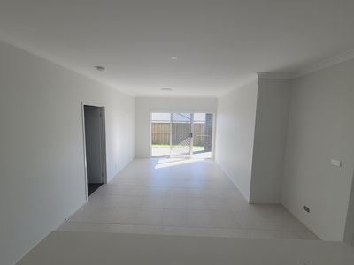 2 Glasspond Street, Chisholm