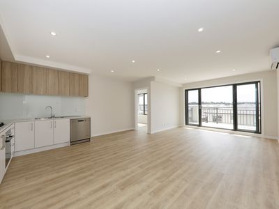 204 / 3 BILLY BUTTONS DRIVE, Narre Warren