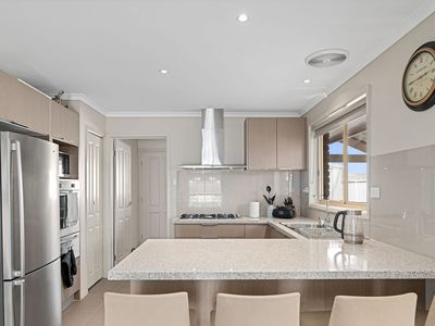 10 Songlark Crescent, Werribee