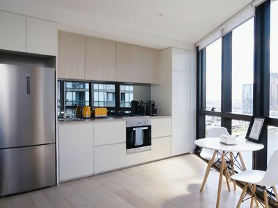 Stylish Apartment on High Level with Views, Docklands