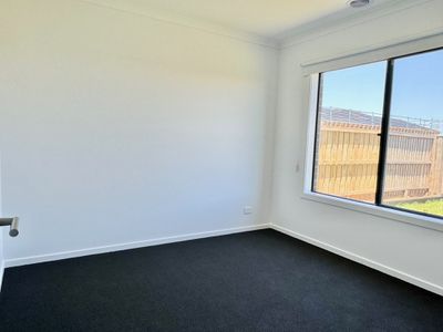 8 Interlaken Avenue, Manor Lakes