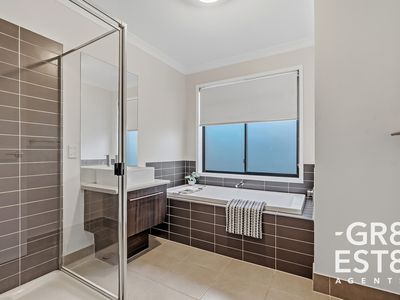 30 Lemon Grove, Cranbourne West