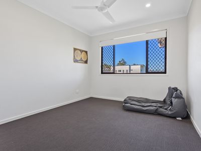 2 / 14 Azure Way, Coomera