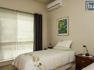 4 Maynet Pl, West Albury