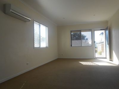 4 / 16 Green Street, Booval