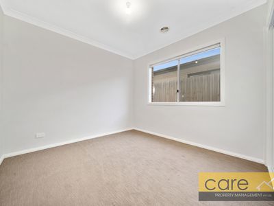 27 Joanne Way, Officer