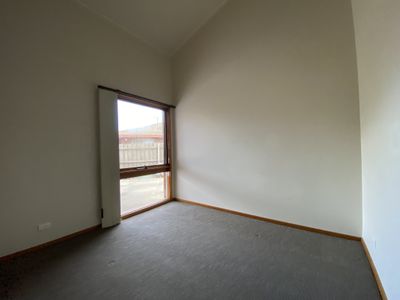 2 / 5 Dewan Avenue, Werribee
