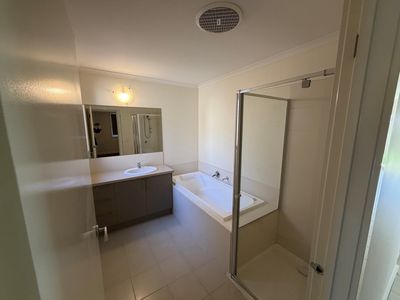 2 / 2 Lilly Pilly Close, Werribee