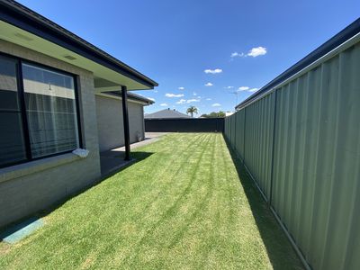 1 / 33 Hindmarsh Esplanade, Dubbo