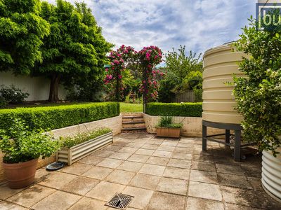 4 Maynet Pl, West Albury