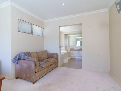 6 Waterview Parade, Ascot