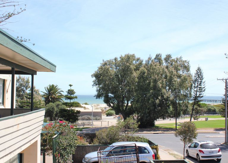 9 / 58 Esplanade, Semaphore