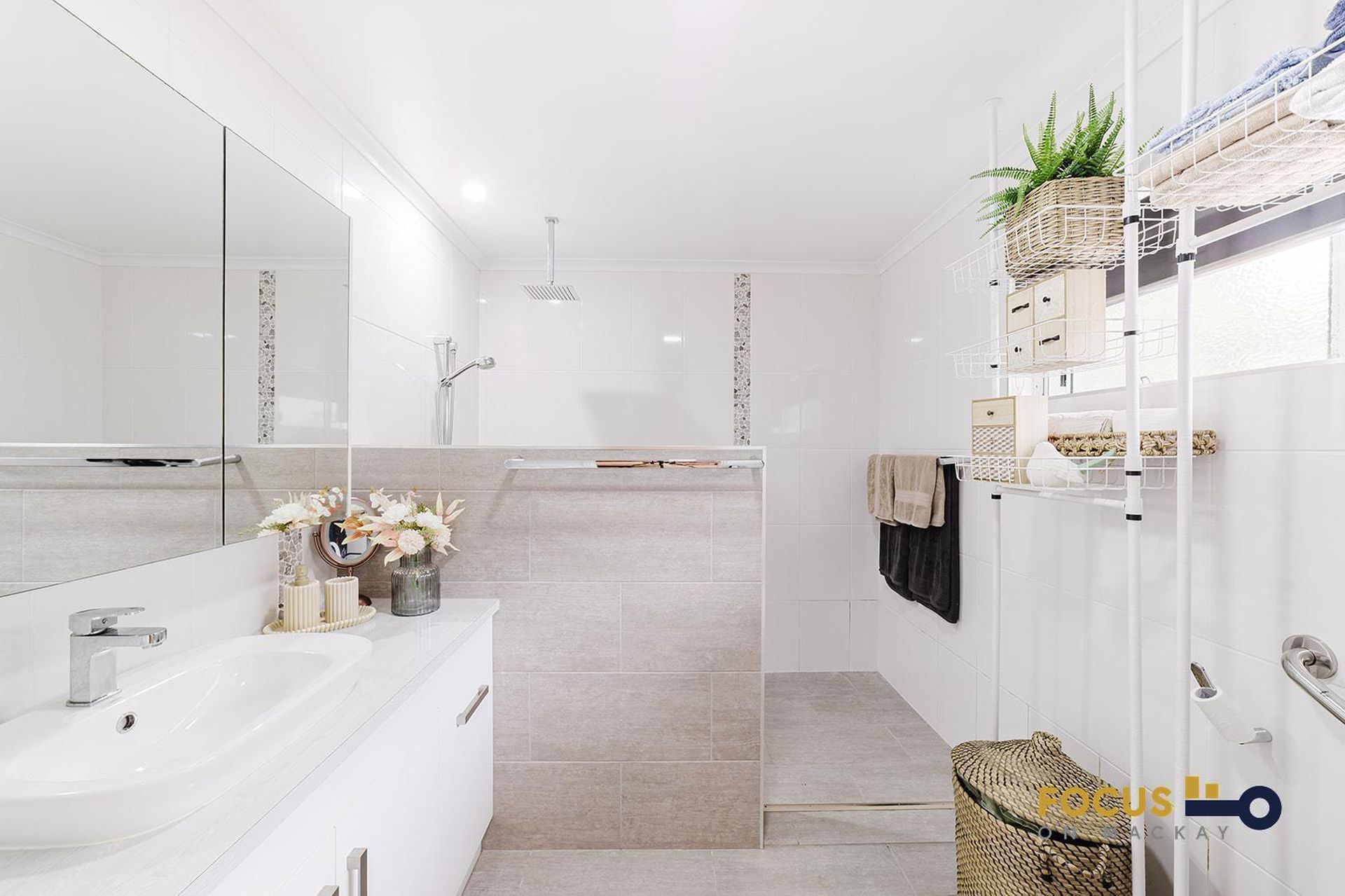 220 Miran Khan Dve, Armstrong Beach