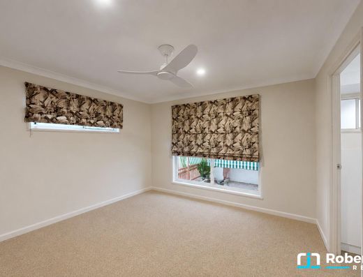 Large Family Living Opposite Noosa Golf Club image 10