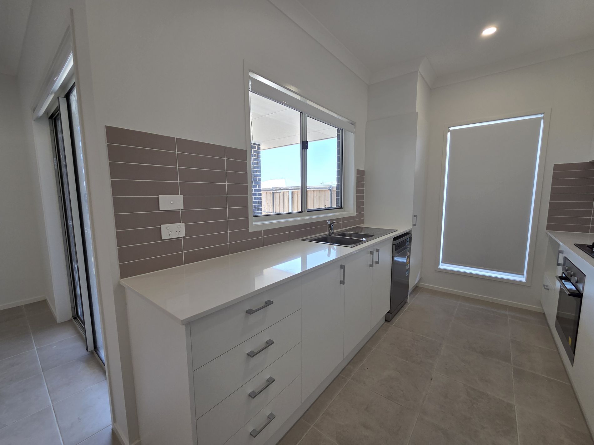 2/243 Settlers Boulevard, Chisholm