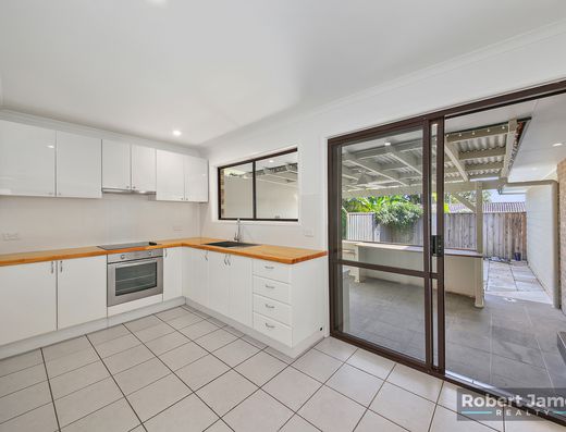 Bright and Breezy 3 Bed Home with Fruit image 9