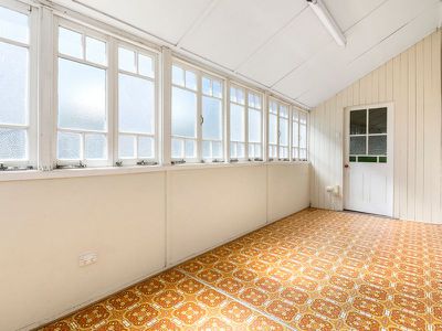 8 Whitehill Road, Newtown